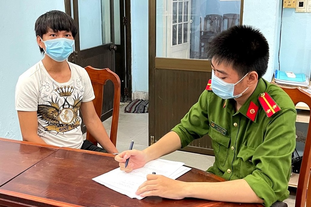 Tạm giữ nam thanh niên quan hệ với bạn gái 15 tuổi rồi quay clip nóng - 1 Tạm giữ nam thanh niên quan hệ với bạn gái 15 tuổi rồi quay clip nóng - 1