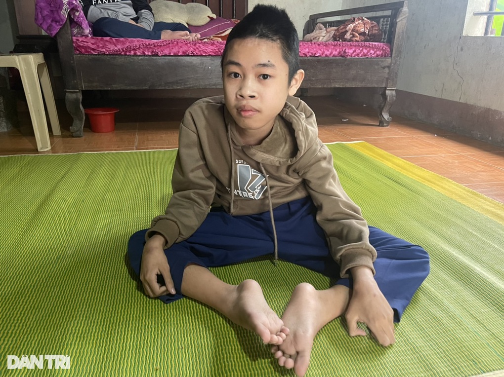 Bố mất, mẹ đi lấy chồng, 2 con mắc bệnh hiểm nghèo sống với ông bà già yếu - 4 Bố mất, mẹ đi lấy chồng, 2 con mắc bệnh hiểm nghèo sống với ông bà già yếu - 4
