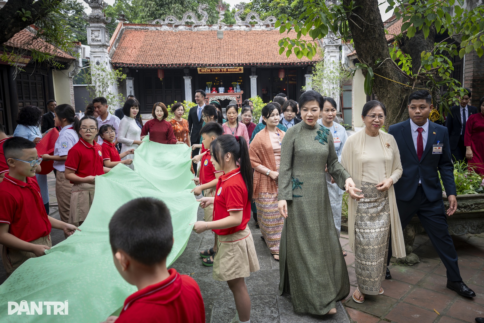 Phu nhân Ngô Phương Ly cùng Phu nhân Tổng thống Myanmar thăm làng Vạn Phúc - 3