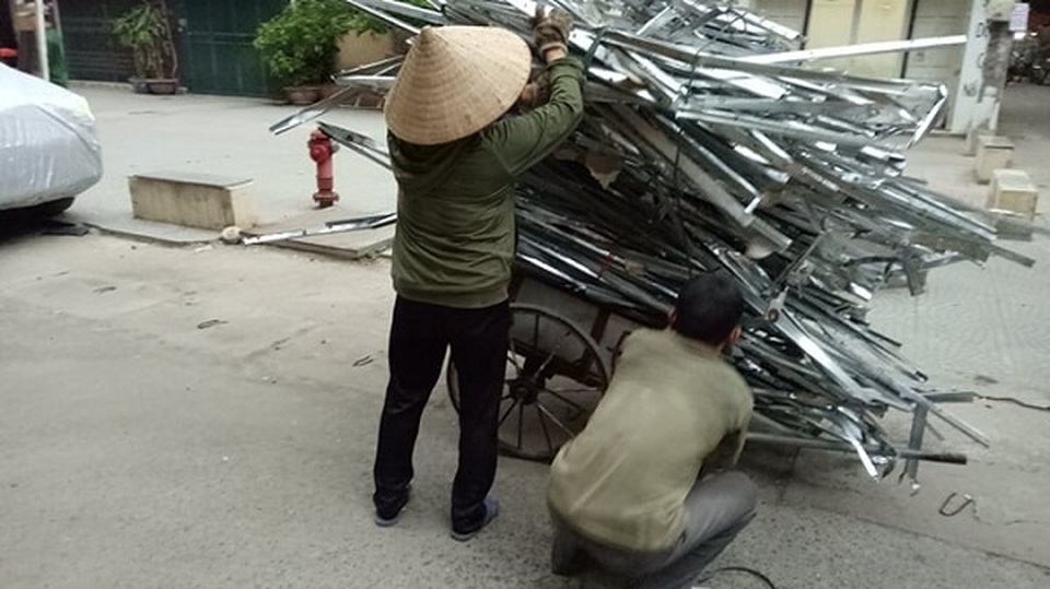 Bất ngờ với thu nhập khủng của người làm việc gom đồ người khác bỏ đi - 3 Bất ngờ với thu nhập khủng của người làm việc gom đồ người khác bỏ đi - 3
