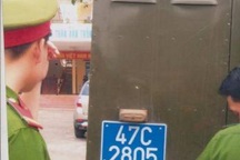 Công an áp giải học sinh lớp 12 tại trường 