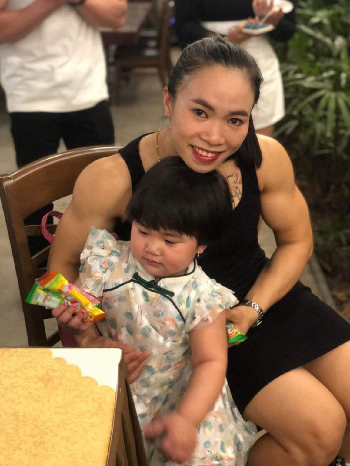 Nữ lực sĩ đạt HCV SEA Games làm mẹ: Sợ làm con đau khi cho bú - 9 Nữ lực sĩ đạt HCV SEA Games làm mẹ: Sợ làm con đau khi cho bú - 9