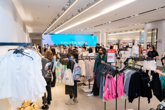 Zara “chào sân” Red Sale với mức ưu đãi lên tới 50%++ thu hút hàng ngàn lượt khách hàng ghé thăm cửa hàng mỗi ngày