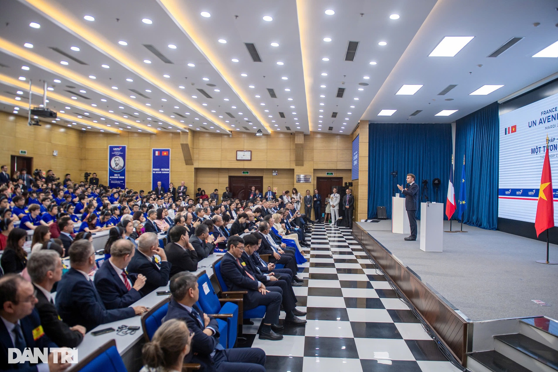 Tổng thống Pháp Emmanuel Macron giao lưu với sinh viên Việt Nam - 3 Tổng thống Pháp Emmanuel Macron giao lưu với sinh viên Việt Nam - 3
