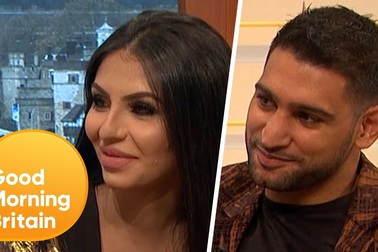 Amir Khan và Faryal Makhdoom trả lời phỏng vấn trên truyền hình
