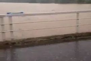 Người đàn ông cố cứu bè cá trôi giữa lũ ở sông Bồ, huyện Quảng Điền, tỉnh Thừa Thiên Huế