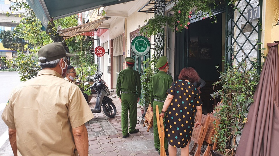 Công an hối hả đi vận động, hàng loạt quán cà phê ở Hà Nội đóng cửa - 1 Công an hối hả đi vận động, hàng loạt quán cà phê ở Hà Nội đóng cửa - 1