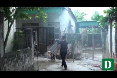 Trao quà đến anh Chu Văn Thường.