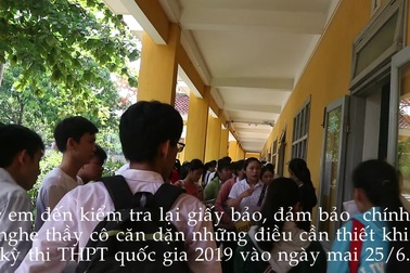 Thí sinh Quảng Nam đến điểm thi làm thủ tục thi