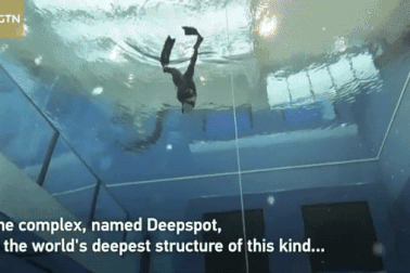 Choáng với bể bơi sâu nhất thế giới chứa cả hang động