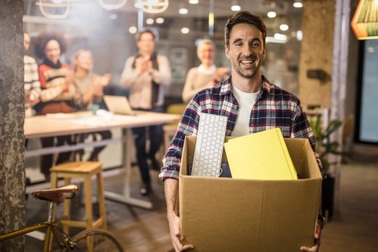 Bất ngờ nhận lương cao gấp 330 lần, nam nhân viên lập tức nghỉ việc