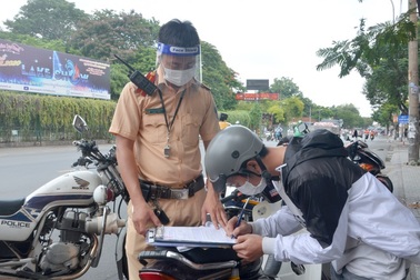 Đi giao mì tôm, nam thanh niên bị phạt lỗi ra đường khi không cần thiết