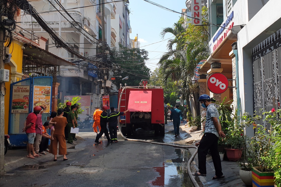 Cảnh sát bắc thang cứu 2 người mắc kẹt trong căn nhà bốc cháy dữ dội - 2 Cảnh sát bắc thang cứu 2 người mắc kẹt trong căn nhà bốc cháy dữ dội - 2