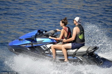 Leonardo DiCaprio hạnh phúc bên bạn gái trẻ