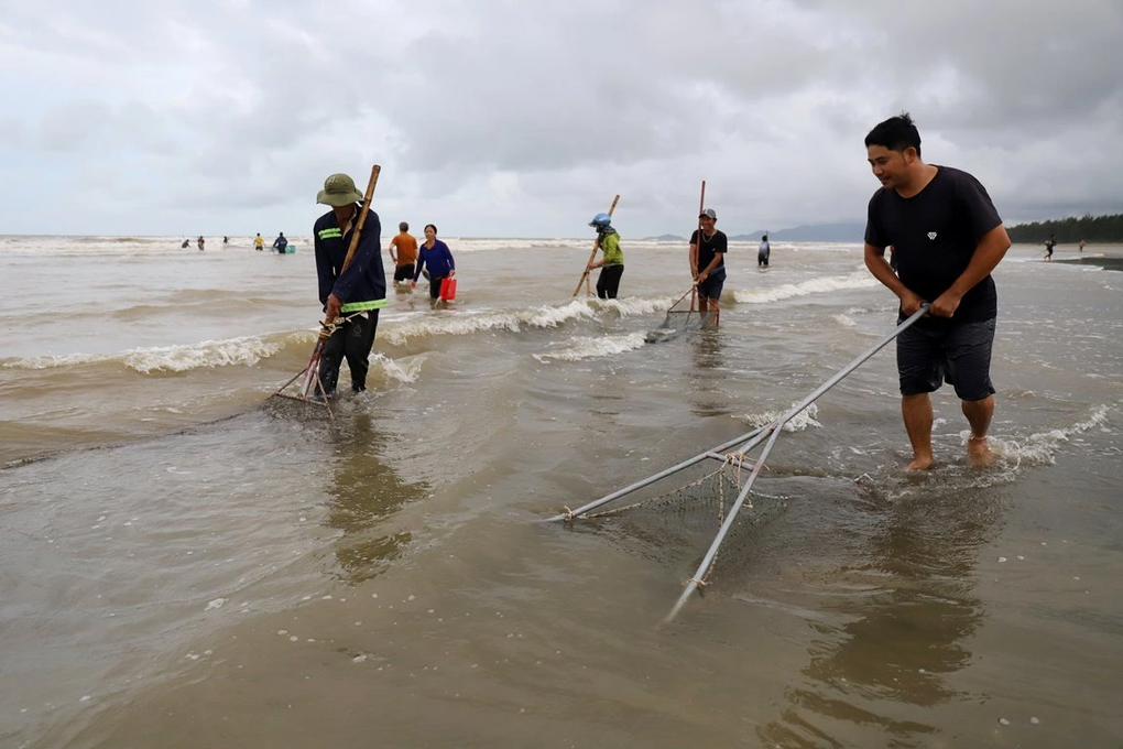 Người dân đổ xô đi nhặt lộc trời sau mưa lũ hậu bão Noru - 3 Người dân đổ xô đi nhặt lộc trời sau mưa lũ hậu bão Noru - 3