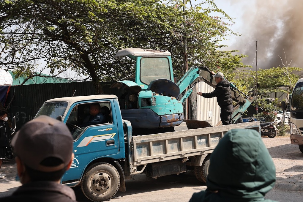 Hai kho, xưởng ở Hà Nội bốc cháy ngùn ngụt - 9