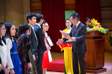 Nhiều học sinh dân tộc trường âm nhạc nhận học bổng tài năng