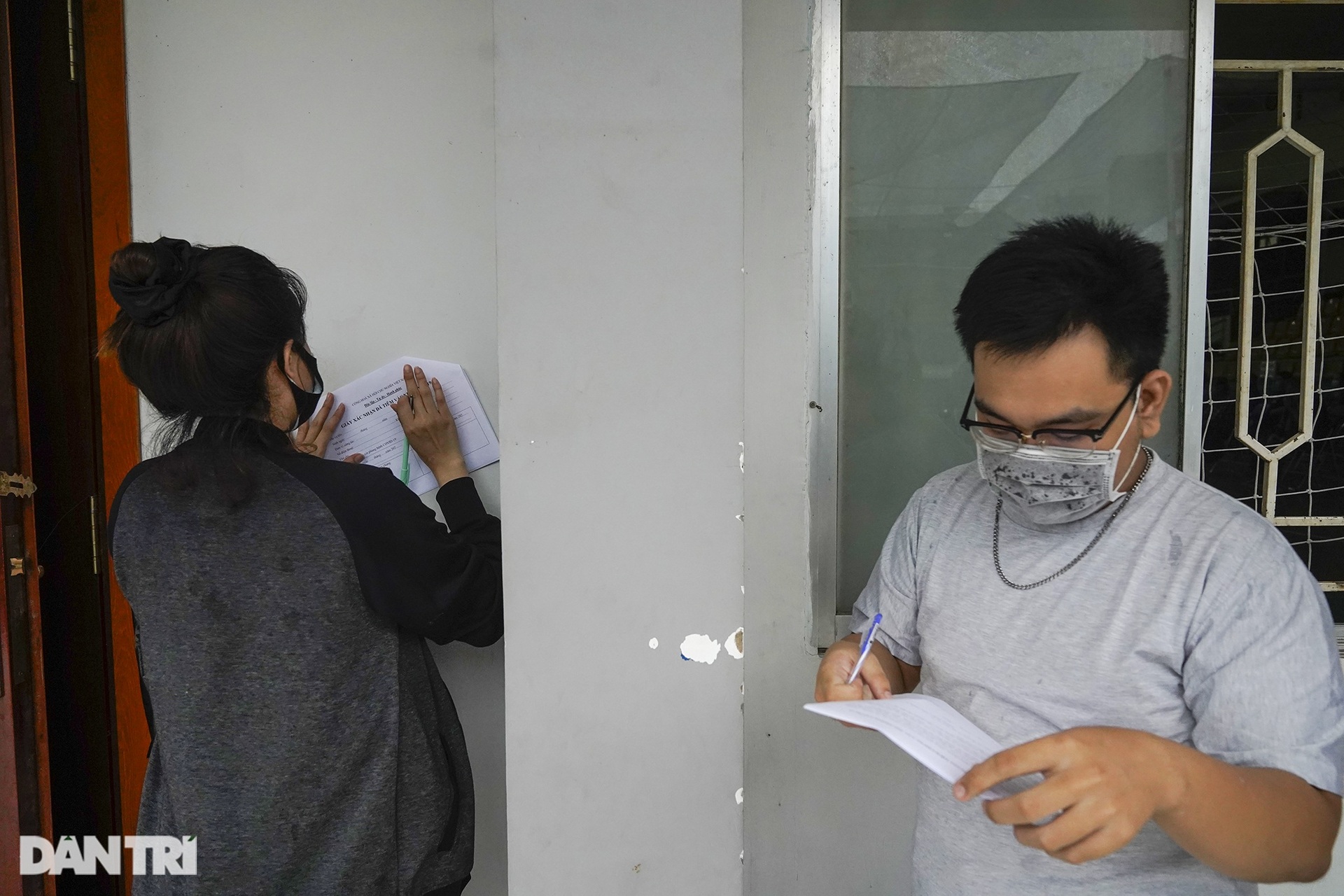 Người dân TPHCM đội mưa lớn đi tiêm vắc xin ngừa Covid-19 đợt 5 - 6 Người dân TPHCM đội mưa lớn đi tiêm vắc xin ngừa Covid-19 đợt 5 - 6