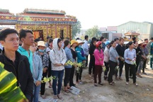 Cạn nước mắt đám tang 3 nạn nhân bị sát hại trong căn nhà ven sông