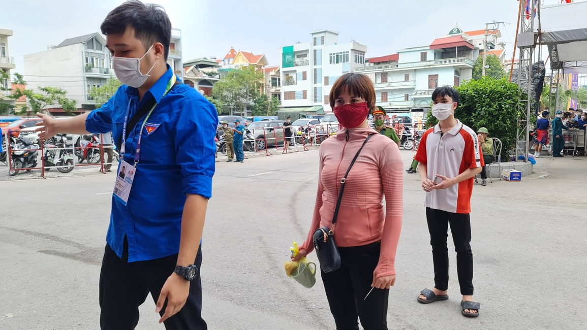Trắng đêm xếp hàng vẫn lo hết cửa vào sân xem chung kết bóng đá nữ - 1 Trắng đêm xếp hàng vẫn lo hết cửa vào sân xem chung kết bóng đá nữ - 1