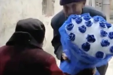 Cụ ông 97 tuổi mua hoa tặng vợ 99 tuổi nhân ngày tỏ tình của Trung Quốc