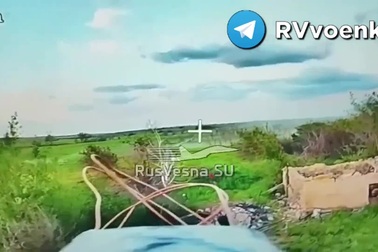 Nhóm binh sĩ Ukraine vừa chui xuống hầm thì bị UAV Nga tập kích