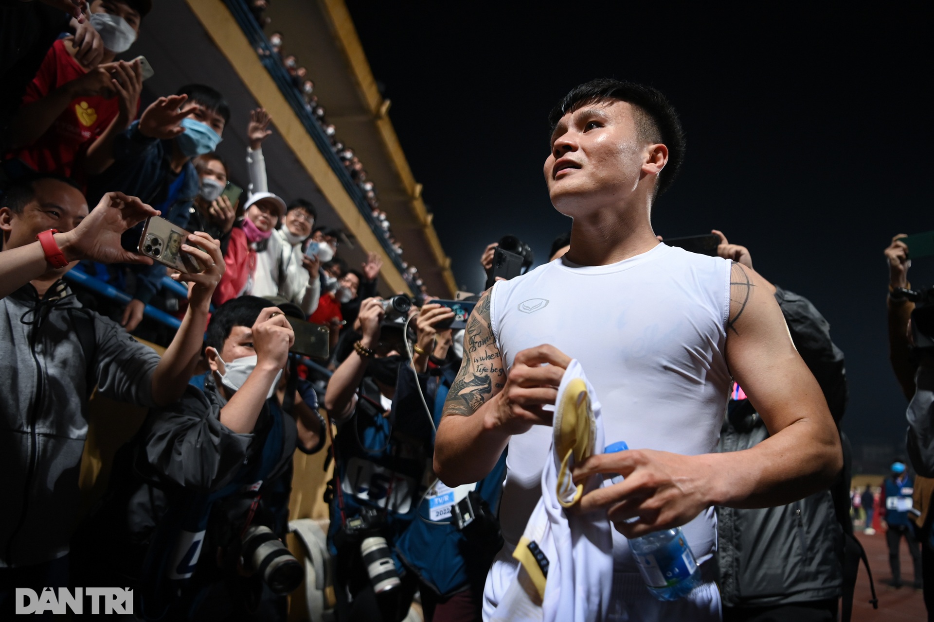 Quang Hải mắt đỏ hoe, ngậm ngùi nhìn khán giả trong ngày chia tay V-League - 9 Quang Hải mắt đỏ hoe, ngậm ngùi nhìn khán giả trong ngày chia tay V-League - 9