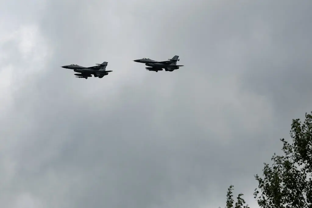 Vụ rơi máy bay F-16 đầu tiên của Ukraine chìm trong bí ẩn - 1 Vụ rơi máy bay F-16 đầu tiên của Ukraine chìm trong bí ẩn - 1