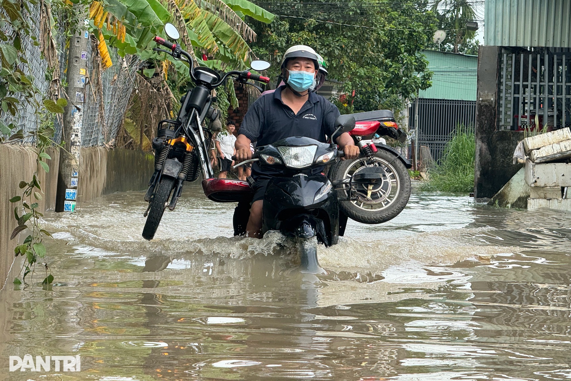 Mưa từ sáng đến chiều, nhiều đường ở trung tâm Đồng Nai ngập sâu - 1 Mưa từ sáng đến chiều, nhiều đường ở trung tâm Đồng Nai ngập sâu - 1