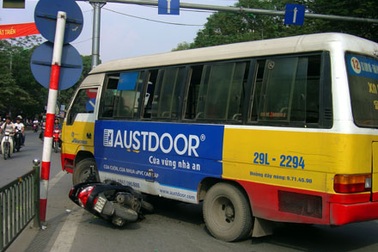 Xe buýt cua gấp, cuốn xe máy vào gầm