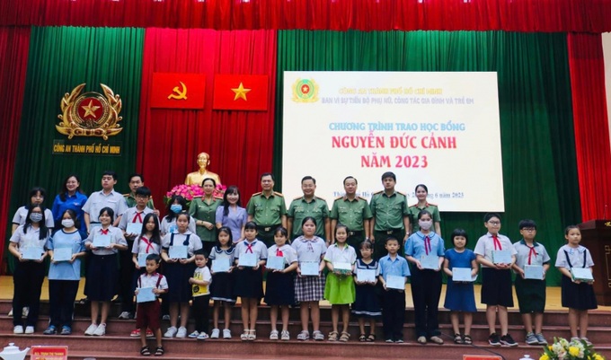 Trao tặng Học bổng Nguyễn Đức Cảnh” cho 126 cháu.