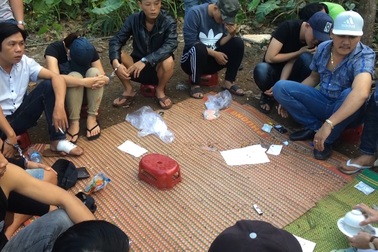 Tạm giữ 17 đối tượng khi đang “sát phạt” trên chiếu bạc khủng