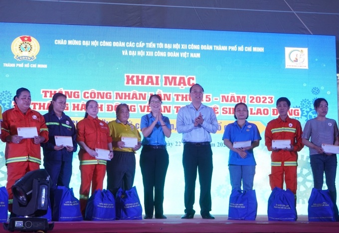Ông Nguyễn Hồ Hải, Phó Bí thư Thành ủy TP.HCM cùng bà Trần Thị Diệu Thúy, Chủ tịch LĐLĐ TP.HCM tặng quà công nhân khó khăn.
