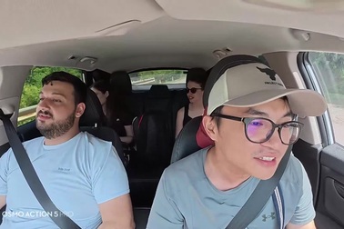 Nam hướng dẫn viên du lịch gây sốt với màn hát tiếng Anh cực cuốn