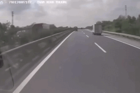 Xe bồn đi thong dong tưới cây ở làn 1 là hiểm hoạ trên đường cao tốc