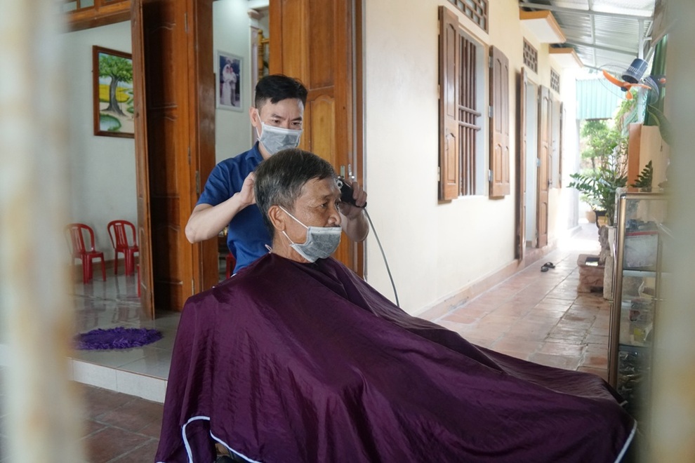 Nam thủ khoa nhịn ăn sáng dành tiền mua tivi, máy tính hỏng về sửa - 5 Nam thủ khoa nhịn ăn sáng dành tiền mua tivi, máy tính hỏng về sửa - 5