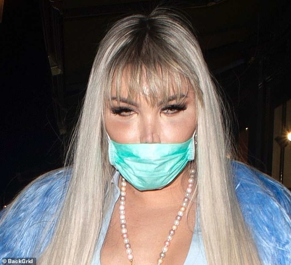 Lauren Goodger mặc áo xuyên thấu, đeo khẩu trang ra phố - 6 Lauren Goodger mặc áo xuyên thấu, đeo khẩu trang ra phố - 6