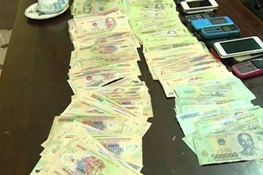 Triệt phá sới bạc “khủng” có camera cảnh giới, thu giữ trên 100 triệu đồng