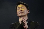 "Thiên vương" sở hữu lượng fan nữ hùng hậu Lê Minh phong độ ở tuổi 54