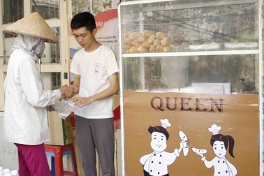 Ông chủ 27 tuổi mở quán bánh 0 đồng, nhận 200 nụ cười mỗi ngày