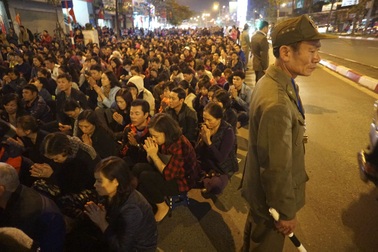 Hàng nghìn người ngồi lòng đường "giải hạn" đầu năm