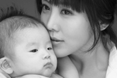 Bộ ảnh đen trắng của sao Hàn và những thiên thần nhỏ