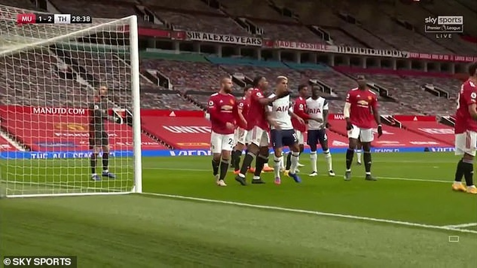 Cổ động viên Man Utd nổi cơn thịnh nộ vì Lamela không phải nhận thẻ đỏ - 2 Cổ động viên Man Utd nổi cơn thịnh nộ vì Lamela không phải nhận thẻ đỏ - 2