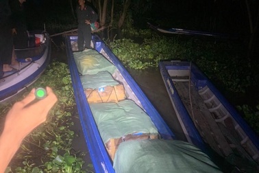 Dùng thuyền máy chở gần 20 nghìn khẩu trang y tế qua Campuchia