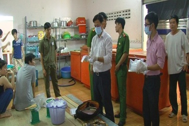 Bắt quả tang cơ sở cố tình vi phạm dùng hàn the chế biến chả cá