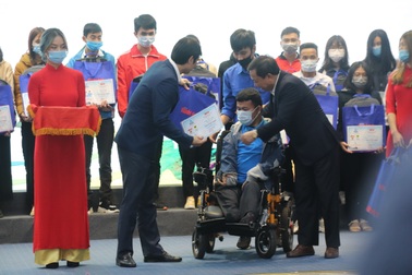 Trao 122 suất học bổng trị giá 1,2 tỉ đồng cho tân sinh viên 29 tỉnh thành