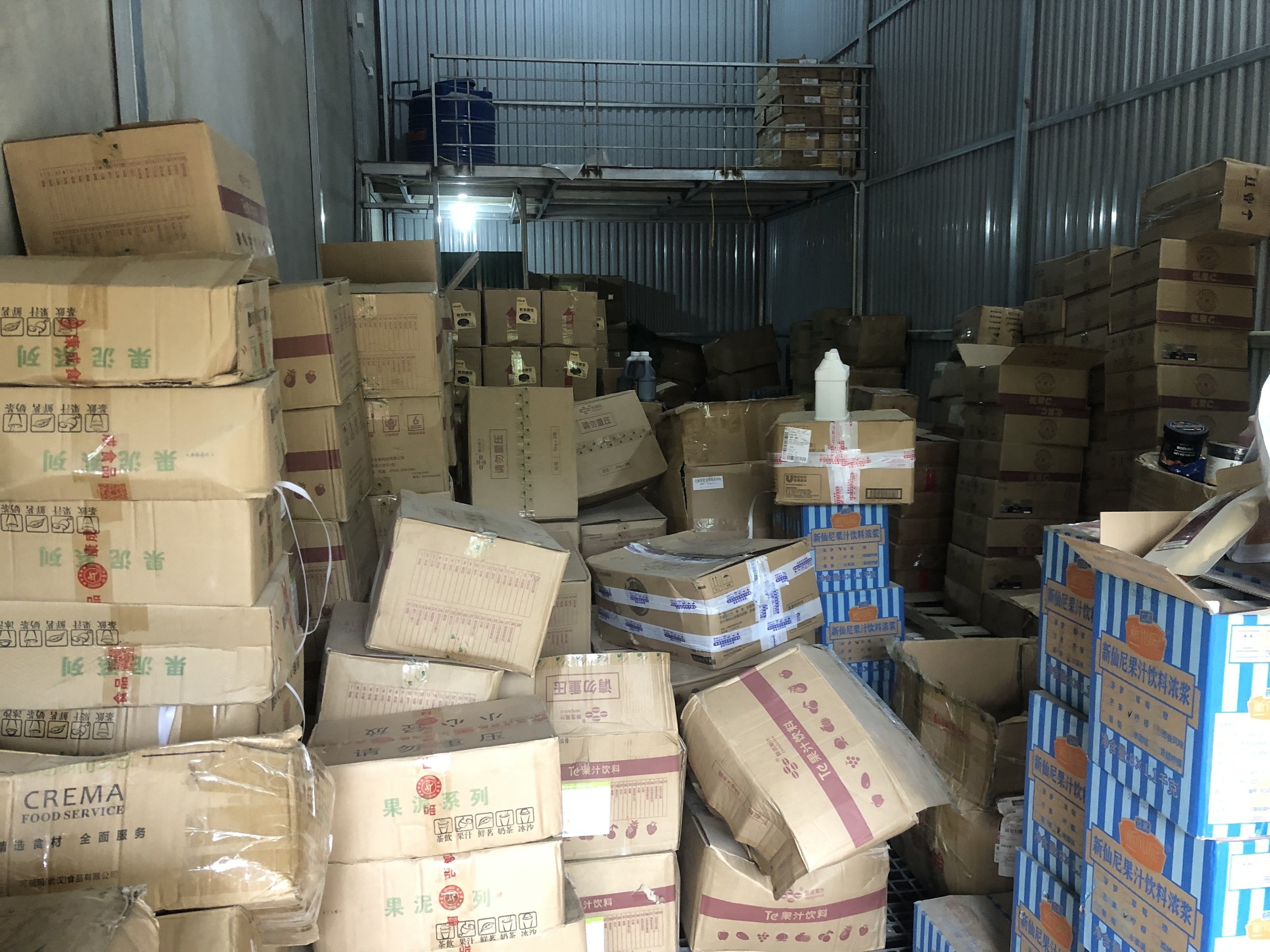 Kho nguyên liệu trà sữa cực lớn giới trẻ ưa chuộng bị mốc, thiếu xuất xứ - 1 Kho nguyên liệu trà sữa cực lớn giới trẻ ưa chuộng bị mốc, thiếu xuất xứ - 1