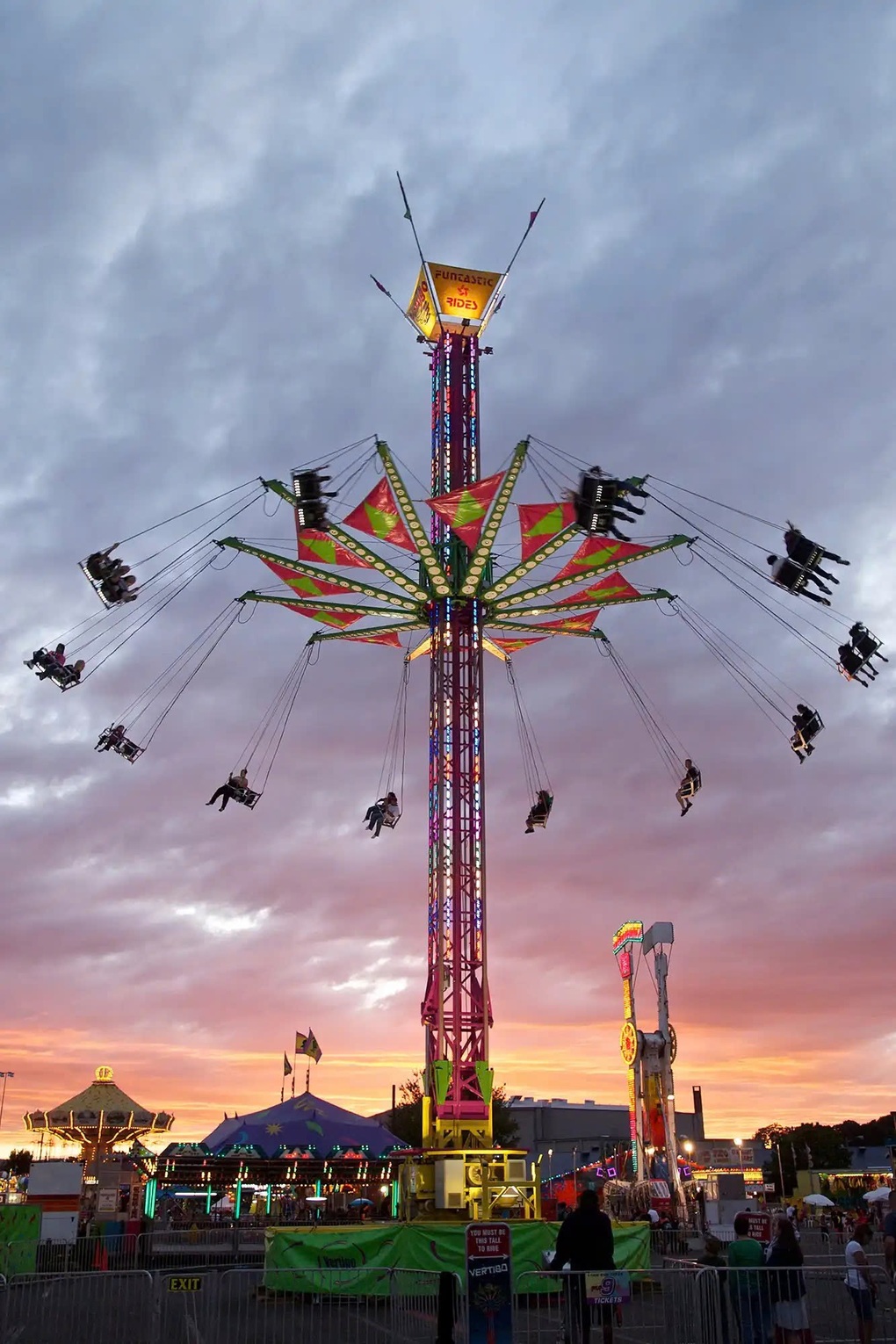 Riesenrad verlor Strom, Passagiere gerieten in Panik, weil sie Dutzende Meter in der Luft hingen - 1 Đu quay mất điện, hành khách hoảng sợ vì bị treo lơ lửng hàng chục mét - 1