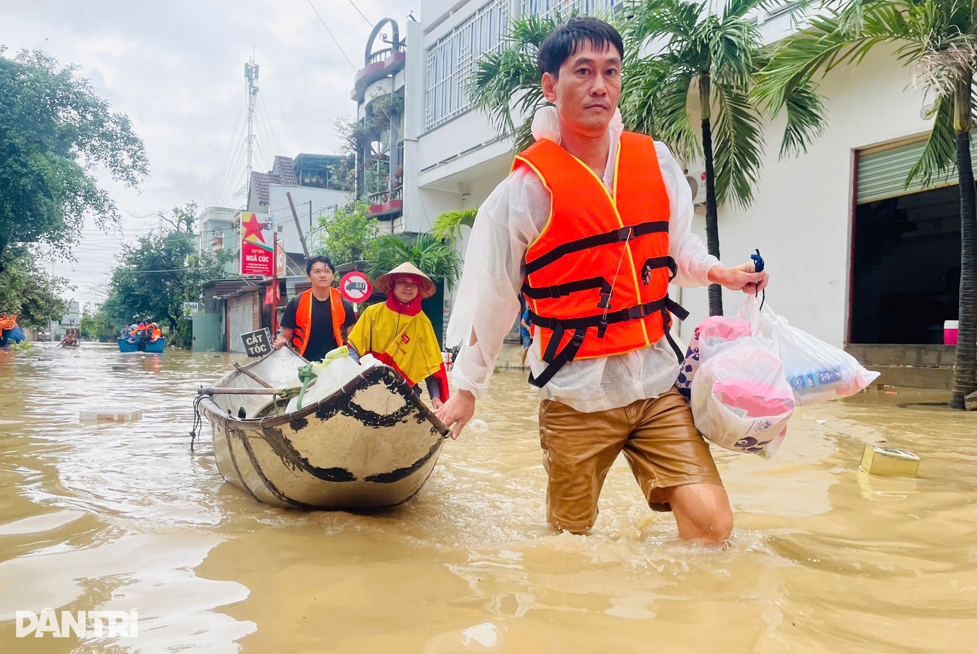 Vợ chồng ôm thùng xốp, bình nước bơi 500m trong lũ dữ để thoát thân - 8