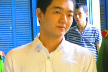 Bắn súng hoa cải, ném bom xăng vào cảnh sát hình sự